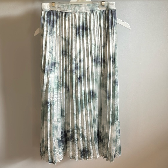 Abercrombie & Fitch Dresses & Skirts - Abercrombie & Fitch midi skirt.